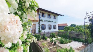 Property grounds - Vacation apartment Amelie, 70 sqm, balcony, 2 bedrooms (Schechen)