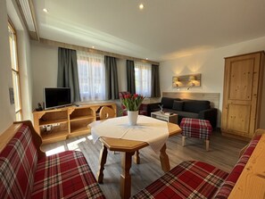 TV - 02 Apartment approx. 41 sqm with balcony and panoramic view (Reit im Winkl)