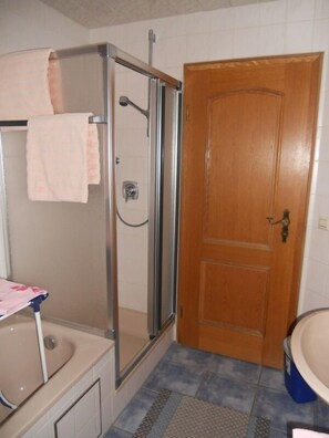 أحواض استحمام، مجففات شعر، مناشف