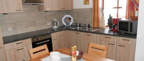 Kjøleskap, ovn, kokeplater og oppvaskmaskin