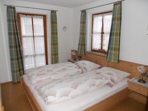 2 عدّة غرف نوم وخدمة الإنترنت وملاءات أسرّة