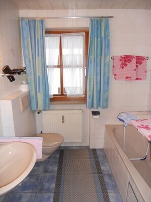 Badewanne, Haartrockner, Handtücher