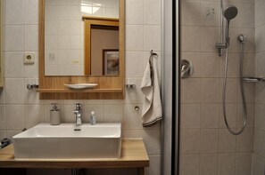 Dusche, Haartrockner, Handtücher