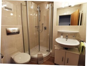 Dusche, Haartrockner, Handtücher