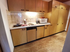 Kühlschrank, Mikrowelle, Herdplatte, Geschirrspüler