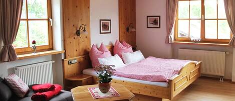 1 quarto, acesso à internet, roupa de cama