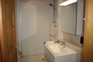 Douche, sèche-cheveux, serviettes fournies