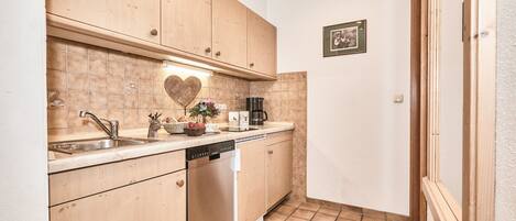 冷蔵庫、電子レンジ、オーブン、コンロ