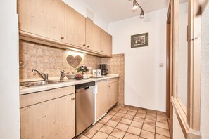 Fridge, microwave, oven, stovetop - (8) Zwei-Raum-Ferienwohnung 38qm, Bad/WC, Extra-Schlafraum, Küche, Balkon (Reit im Winkl)