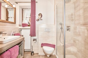 Dusch, hårtork och handdukar