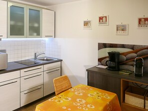 KĂŒhlschrank, Mikrowelle, Herdplatte, Wasserkocher mit Kaffee-/Teezubehör