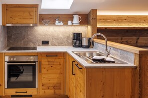 Fridge, microwave, oven, stovetop - Hochfelln 65 sqm, balcony, kitchen, 1 bedroom, 1 bed-sitting room, WLAN, 4 pers (Ruhpolding)