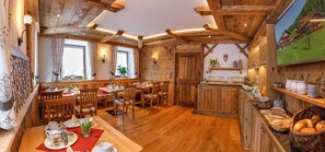 Dining - Hochfelln 65 sqm, balcony, kitchen, 1 bedroom, 1 bed-sitting room, WLAN, 4 pers (Ruhpolding)