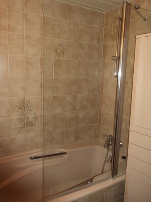 Badewanne, Haartrockner, Handtücher