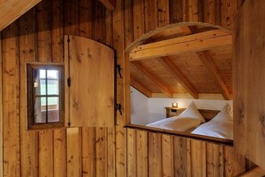 3 bedrooms, internet, bed sheets