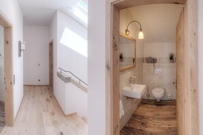Bathtub, hair dryer, towels - Lavender vacation apartment, 3 bedrooms and west-facing terrace with mountain views (Ruhpolding)