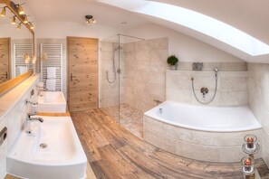 Bathtub, hair dryer, towels - Lavender vacation apartment, 3 bedrooms and west-facing terrace with mountain views (Ruhpolding)