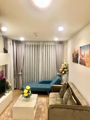 One Bedroom Condo | In-room safe, blackout drapes, iron/ironing board, free WiFi