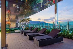 Outdoor pool - Astra Suites Central (Chiang Mai)