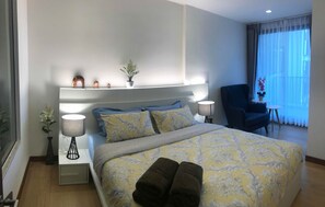 One Bedroom Condo | Sala de estar | Televisión de pantalla plana de 42 pulgadas con canales vía satélite 