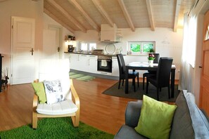 TV, DVD player - Ferienwohnung 40 qm mit extra Schlafzimmer und Westbalkon (Aschau im Chiemgau)