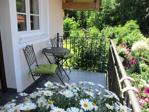 Outdoor dining - Ferienwohnung 40 qm mit extra Schlafzimmer und Westbalkon (Aschau im Chiemgau)