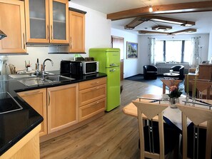 Geladeira, micro-ondas, fogão, cooktop