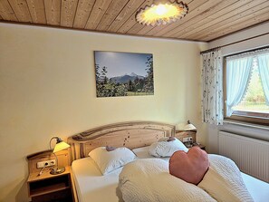 2 bedrooms, Internet, bed sheets - Ferienwohnung "Watzmannkind 2" für 1-4 Personen, ca. 95 m², 2 Schlafzimmer, Wohnzimmer, Küche, Balkon (Bischofswiesen)