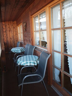 Outdoor dining - Ferienwohnung "Watzmannkind 2" für 1-4 Personen, ca. 95 m², 2 Schlafzimmer, Wohnzimmer, Küche, Balkon (Bischofswiesen)