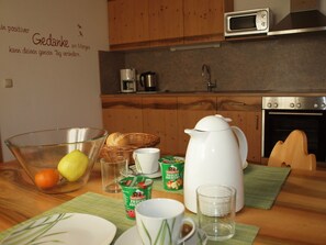 Fridge, microwave, oven, stovetop - Ferienwohnung "Watzmannkind 2" für 1-4 Personen, ca. 95 m², 2 Schlafzimmer, Wohnzimmer, Küche, Balkon (Bischofswiesen)