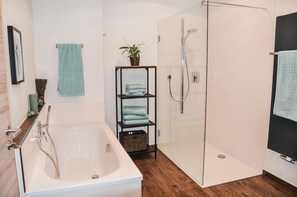 Dusche, Haartrockner, Handtücher