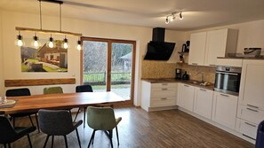 Frigorífico, horno, placa de cocina y lavavajillas