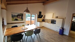 Een koelkast, een oven, een kookplaat, een vaatwasser