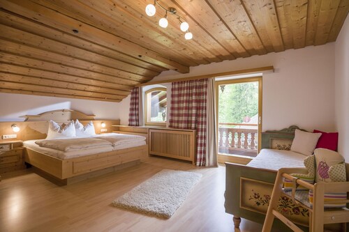 3-Zimmer Ferienwohnung mit zwei Schlafzimmer und zwei Bäder und Balkon