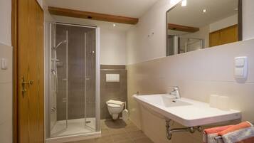 Dusche, Haartrockner, Handtücher