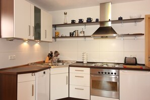 Kjøleskap, mikrobølgeovn, ovn og kokeplater