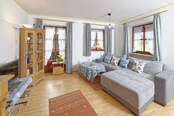 Ferienwohnung IV im Nebenhaus, 65 qm mit separatem Schlafzimmer, Südbalkon-Wohnraum