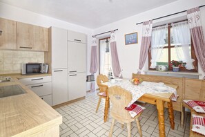 Ferienwohnung IV im Nebenhaus, 65 qm mit separatem Schlafzimmer, Südbalkon-Küche