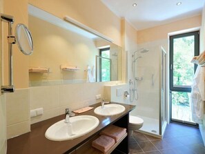 Douche, sèche-cheveux, serviettes fournies