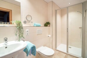 Dusche, Haartrockner, Handtücher
