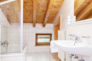 Badewanne, Haartrockner, Handtücher
