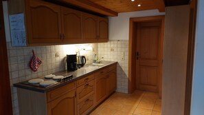 Kühlschrank, Mikrowelle, Herdplatte, Wasserkocher mit Kaffee-/Teezubehör
