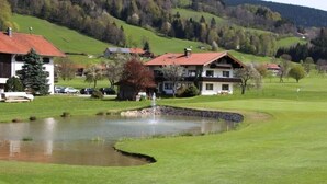 A house with a pond in a rural setting. - I. Vacation apartment 72sqm, terrace, 1 bedroom, living room/bedroom, Loferer view (Ruhpolding)