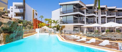 2 utomhuspooler, parasoller och solstolar