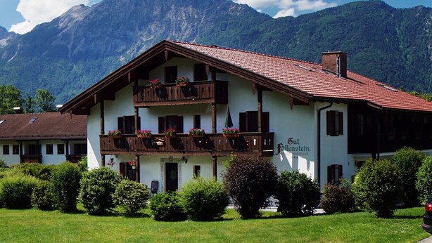 A traditional chalet with a balcony, surrounded by lush greenery and mountains. - gemütliche Ferienwohnung für 1-4 Personen mit großem Balkon und Bergblick (Wohnung 2) (Bayerisch Gmain)