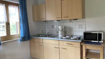 Kühlschrank, Mikrowelle, Herdplatte, Wasserkocher mit Kaffee-/Teezubehör
