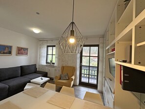 Fernseher, Tischtennisplatte