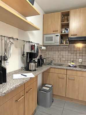 Kühlschrank, Mikrowelle, Herdplatte, Wasserkocher mit Kaffee-/Teezubehör