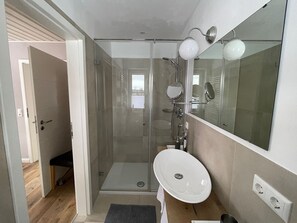 Dusche, Haartrockner, Handtücher