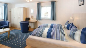 Una habitación moderna y luminosa con una cama, un escritorio y una silla.